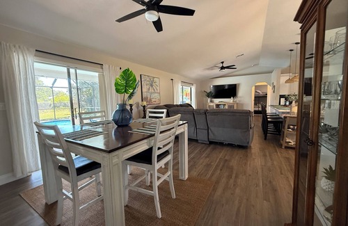 Interchange Square House | Pineapple Cottage. Cozy Pool Home conveniently located. Pet friendly !