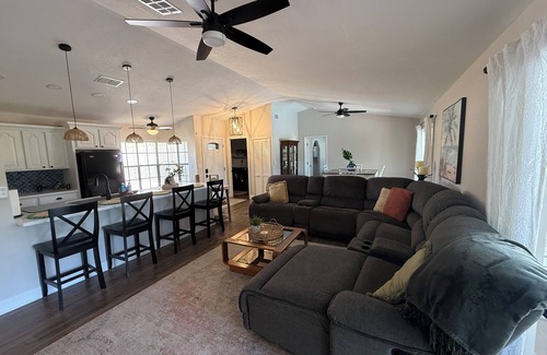 Interchange Square House | Pineapple Cottage. Cozy Pool Home conveniently located. Pet friendly !