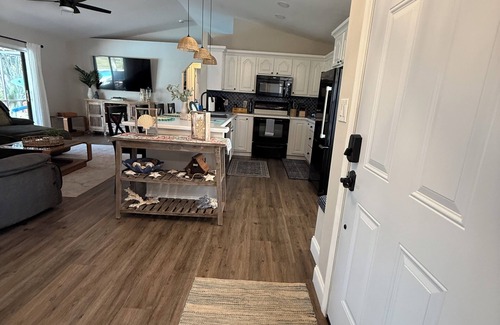 Interchange Square House | Pineapple Cottage. Cozy Pool Home conveniently located. Pet friendly !