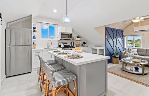 Nassau House | Pineapple Loft Villa (1 Bedroom + Sofa Bed), Bahamas Breeze & Boat Life- Stay Right On The Canal!