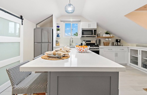 Nassau House | Pineapple Loft Villa (1 Bedroom + Sofa Bed), Bahamas Breeze & Boat Life- Stay Right On The Canal!