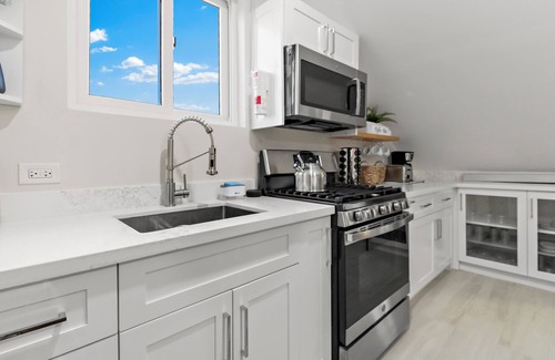 Nassau House | Pineapple Loft Villa (1 Bedroom + Sofa Bed), Bahamas Breeze & Boat Life- Stay Right On The Canal!