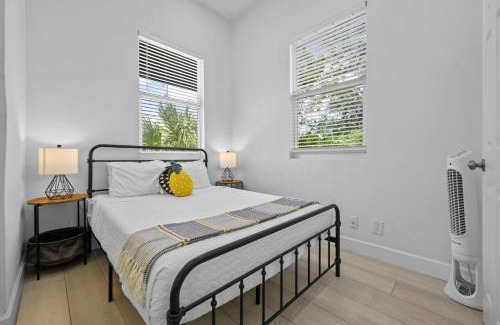 Gillespie Park Apartment | Pineapple Paradise #1 13 min to Beach Fire Pit