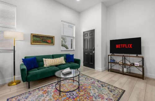 Gillespie Park Apartment | Pineapple Paradise #3 13 min to Beach Fire Pit