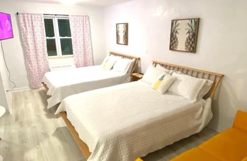 Bridgeport Heights Apartment | Pineapple Shores Retro Inn 5
