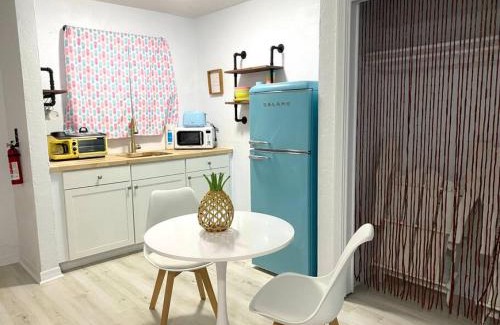 Bridgeport Heights Apartment | Pineapple Shores Retro Inn 5