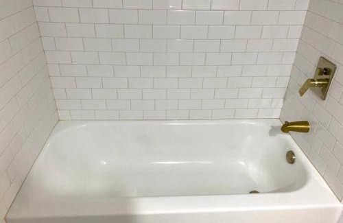 Bridgeport Heights Apartment | Pineapple Shores Retro Inn 5