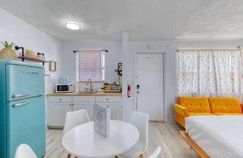 Bridgeport Heights Hotel | Pineapple Shores Retro Inn 4