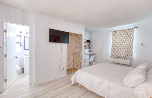 Bridgeport Heights Hotel | Pineapple Shores Retro Motel 9