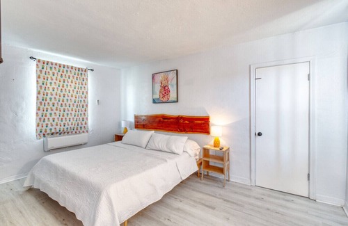Bridgeport Heights Hotel | Pineapple Shores Retro Motel 9