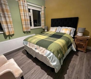Killybegs House | PINEBROOK House double bed Small En-suite Free Parking