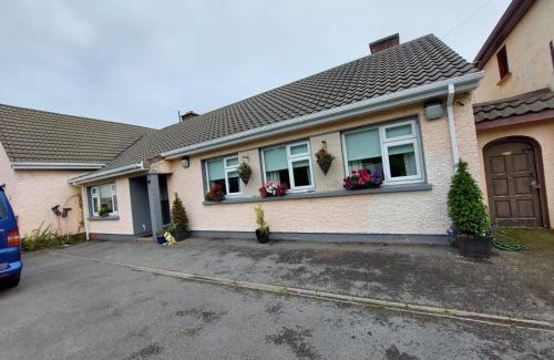 Killybegs House | PINEBROOK House double bed Small En-suite Free Parking