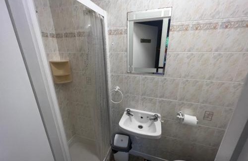 Killybegs Bed & Breakfast | PINEBROOK House Double bed Small En-suite room beautiful garden