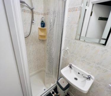 Killybegs Bed & Breakfast | PINEBROOK House Double bed Small En-suite room beautiful garden