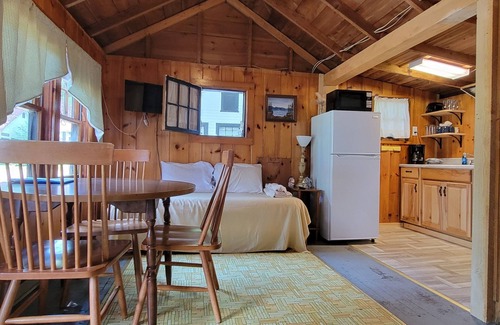 North Sebago Cottage | Pinecone Cottage-Private Beach-Pets Welcome - Round Table Lodge, Sebago, Maine