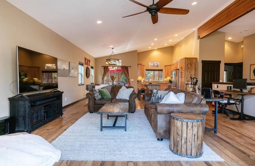 Truckee House | Pinecrest at Winter Creek By Tahoe Getaways - Hot Tub, Walk To Downtown Truckee