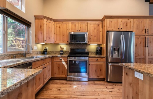 Truckee House | Pinecrest at Winter Creek By Tahoe Getaways - Hot Tub, Walk To Downtown Truckee
