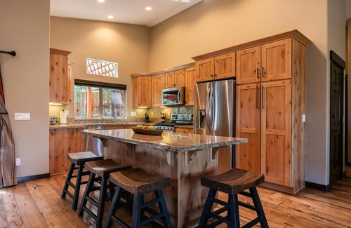 Truckee House | Pinecrest at Winter Creek By Tahoe Getaways - Hot Tub, Walk To Downtown Truckee