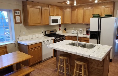 Cold Springs Cabin | Pinecrestarearentals#16 9/5-12/10 no holidays book 2 nights get 3rd night free.