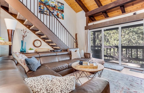Lake Forest Cabin | Pinegrove by Avantstay Beautiful Villas Condo Just Outside Tahoe City!