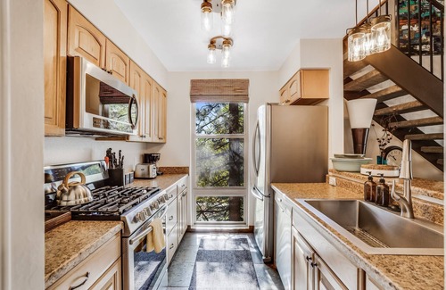 Lake Forest Cabin | Pinegrove by Avantstay Beautiful Villas Condo Just Outside Tahoe City!