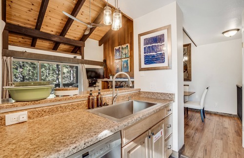 Lake Forest Cabin | Pinegrove by Avantstay Beautiful Villas Condo Just Outside Tahoe City!