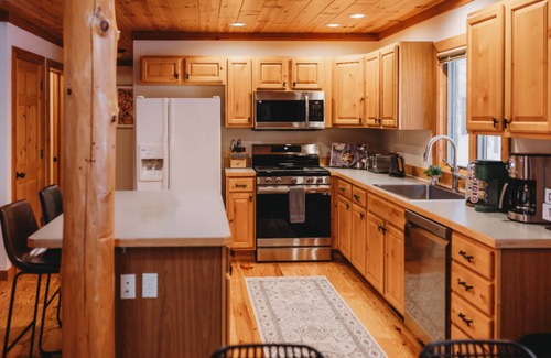 Michaywe House | PineHaus - Game Room, Fireplace, Private Sauna