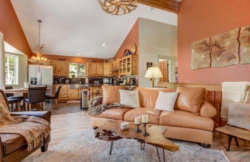 Florissant House | Pinetop Cabin Hot Tub BBQ Arcade Scenic Escape