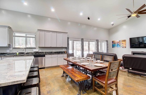Lakeside House | Pinetop-Lakeside Home w/Private Hot Tub & Bar
