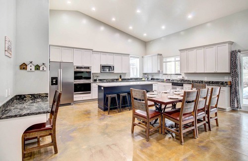 Lakeside House | Pinetop-Lakeside Home w/Private Hot Tub & Bar