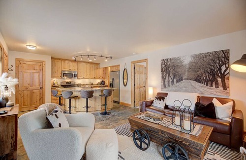 Park City Apartment | Pinetree Retreat - Hot Tub, Heated Pool & Sauna - 6 Min Walk to Dining & Lift