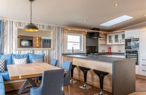 Wells-next-the-Sea Cabin | Pinewoods Saltmarsh Lodge no.3 sleeps 7 – no dogs