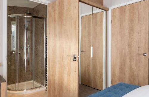 Wells-next-the-Sea Cabin | Pinewoods Saltmarsh Lodge sleeps 7 – no.1