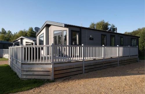 Wells-next-the-Sea Cabin | Pinewoods Saltmarsh Lodge sleeps 7 – no.1