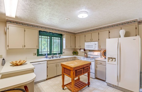 Nunnelly House | Piney River Escape Hot Tub and Outdoor Kitchen