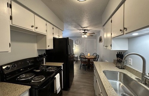 Texarkana Apartment | Piney Woods 8 - King Bed