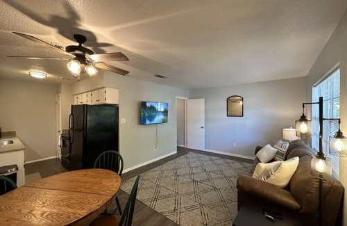 Texarkana Apartment | Piney Woods 8 - King Bed