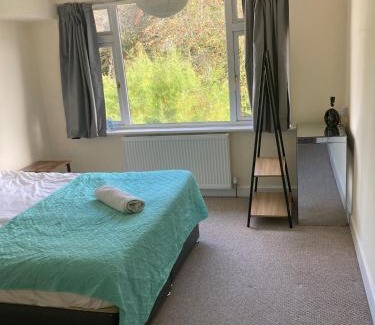 Wolverhampton Apartment | Pinfold 5 - 6 beds