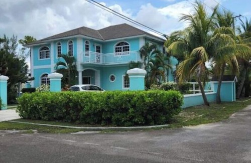 Coral Harbour Apartment | Pink Coral Getaway 2Br King Bed