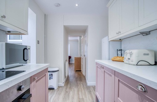 Tenby Apartment | Pink Cottage - 4 Bedrooms & Hot Tub - Tenby