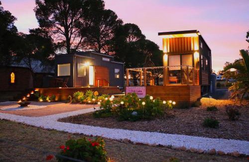 Cameron Bed & Breakfast | Pink Lake Tiny House - 'Peony'