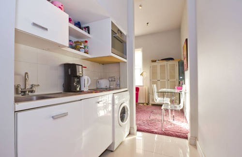 Earl's Court Apartment | PINK PALACE STUDIO in Central London- a studio but a LARGE MODERN Studio