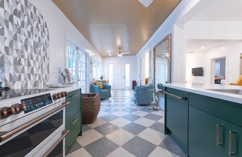 Nassau House | Pink Palms at Cable Beach - 4 Bedroom - 1 Minute to Beach