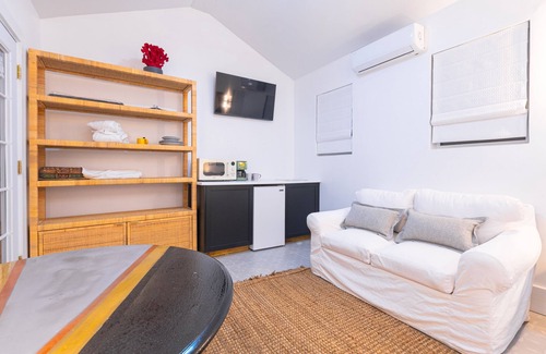 Nassau House | Pink Palms at Cable Beach - 4 Bedroom - 1 Minute to Beach