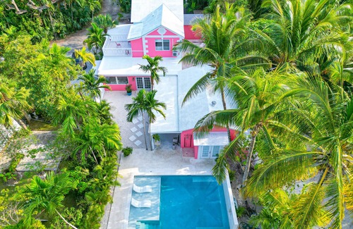 Nassau House | Pink Palms at Cable Beach - 4 Bedroom - 1 Minute to Beach