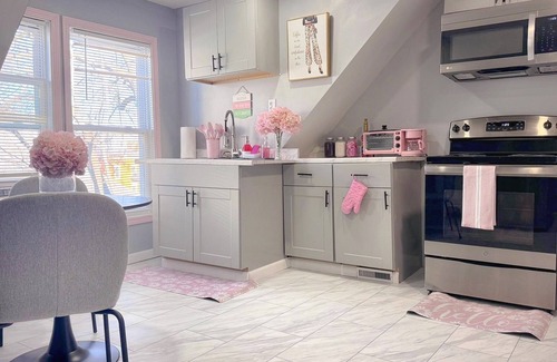 Southside Apartment | Pink Paradise! Cozy Getaway near SU!
