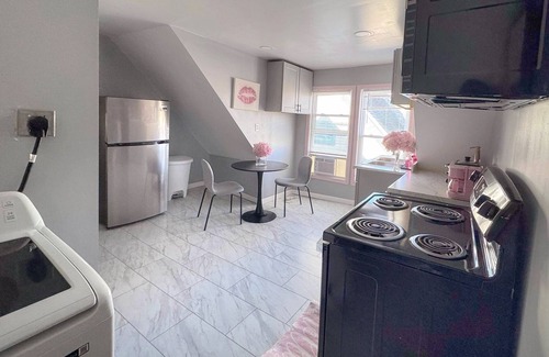 Southside Apartment | Pink Paradise! Cozy Getaway near SU!