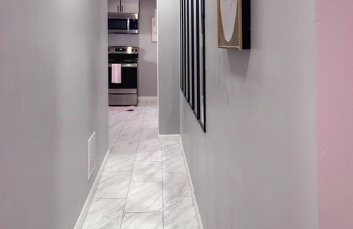 Southside Apartment | Pink Paradise! Cozy Getaway near SU!