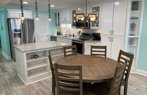 Sunnyside Condo | Pinnacle Port C2-204 - BRAND NEW RENO Completed June 2021! 3 Bed 3 Bath Condo