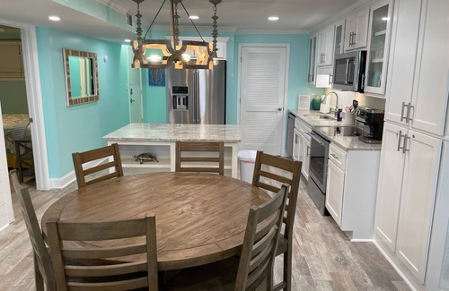 Sunnyside Condo | Pinnacle Port C2-204 - BRAND NEW RENO Completed June 2021! 3 Bed 3 Bath Condo